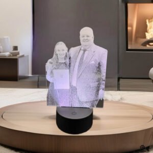 Personalisierte Acrylgravur mit zwei Personen auf LED-Sockel – individuelles Geschenk